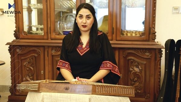 ئاوازی سەنتور لە هەناوی پەنجەکانی کچە کوردێکدا