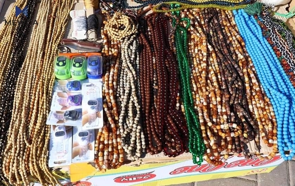 تەزبيح فرۆشەکانی بەردەم مزگەوتی گەورەی شاری سلێمانی