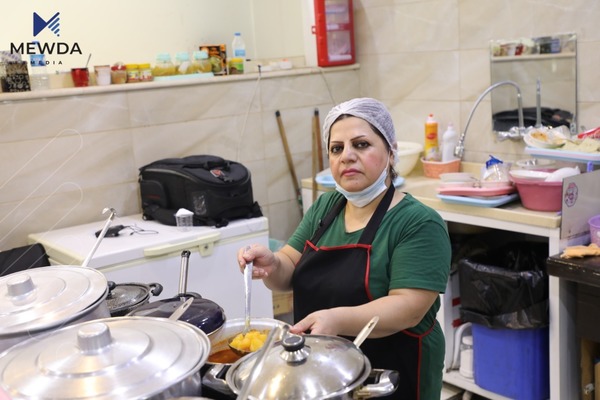 ژنێک چێشتخانەیەکی خواردنە کوردییەکان دەکاتەوە