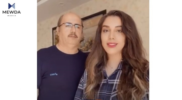 سەنا بەرزنجی و باوکی بەیەکەوە گۆرانی دەڵێن