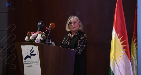 فاتووش گونەی: شانازیی دەکەم کە ژنی پیاوێکی مەزنی وەکو یەڵماز گونەی بووم