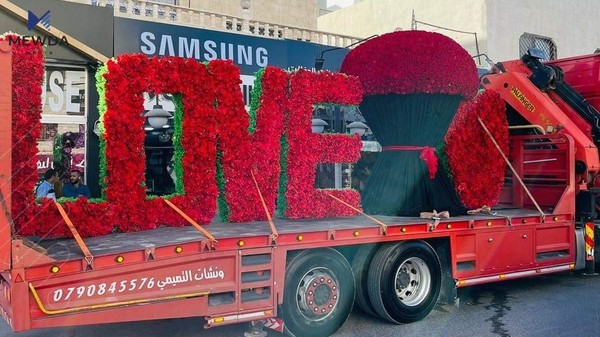 ژنێک 10 هەزار گوڵ پێشکەشی پیاوەکەی دەکات.. بزانە هۆکارەکەی چییە؟