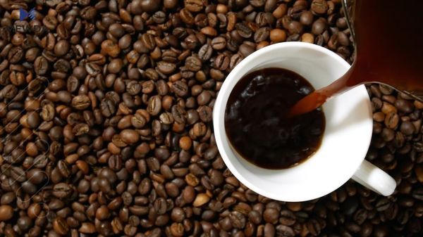 ئەو کەسانە کێن کە خواردنی قاوە تووشی جەڵتەی دڵییان دەکات