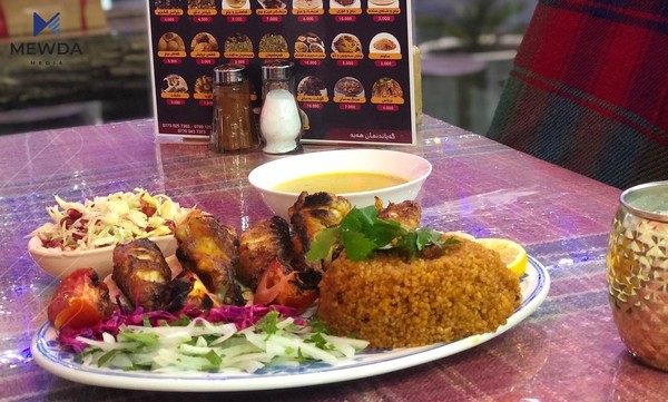 خاتوونەکان چێشتخانەی ماڵی خاتوون بەڕێوەدەبەن