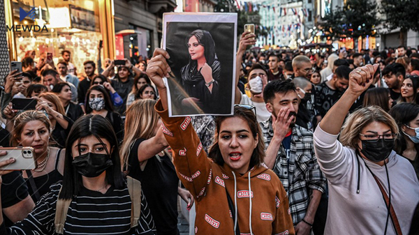 خەڵاتی سیمون دو بۆڤوار دەبەخشرێتە ژنانی ئێران