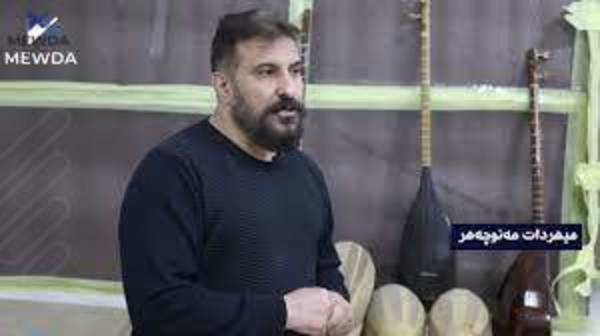 میهردات مەنوچەهر؛ ئاواز و دەنگی کاکەییەکان تێکەڵ بە تەمبوورەکەی دەکات