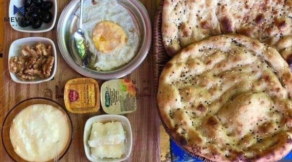 ئامادەکردنی نانی بەیانی بە خواردنی کوردی و کولێرەی گەرمەوە