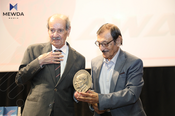 به‌وێنه‌.. به‌خشینی پێنجه‌مین خه‌ڵاتی چاپخانه‌ی كارۆ به‌  مامۆستا حسێن عارف