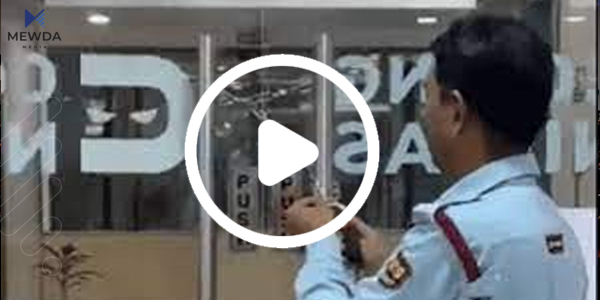 ڤیدیۆ.. بە قفڵ و زنجیر بەڕێوەبەرێك دەرگا لەسەر كارمەندەكانی دادەخات