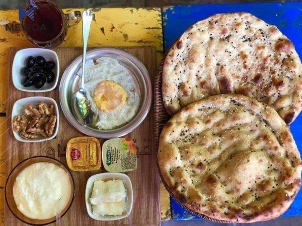 هاوڵاتییان بۆ خواردنی خوانێکی کوردییانە و نانی بەیانیی روو لە چایخانەکان دەکەن