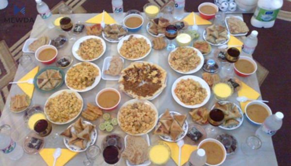 لە ماڵەوە و بە دروستکردنی جۆرەکانی خواردن بژێوی ژیانی خۆی دابیندەکات
