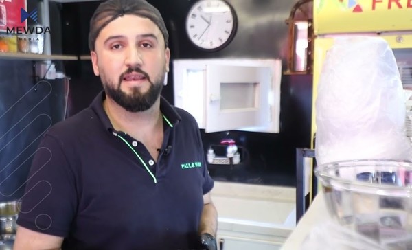 دایکێک و کوڕەکەی پێکەوە کاردەکەن بۆ دابینکردنی بژێوی ژیانیان
