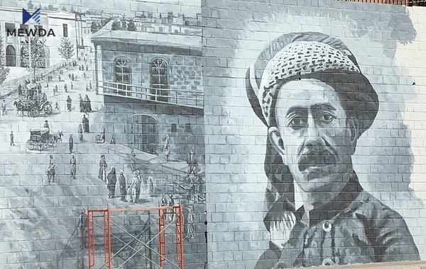سلێمانی نەخشاندنی وێنەی کۆن و کەسایەتییەکان لەسەر دیوارەکانی شارەکە