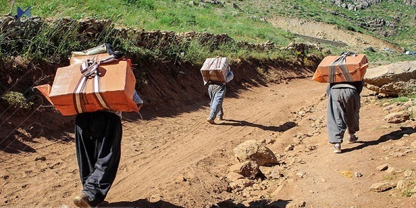 دەستڕێژی گولـلە لە سێ کۆڵبەری کورد کرا