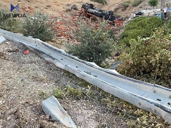 بەهۆی وەرگەڕانی بارهەڵگرێكەوە جگە لەبرینداربوونی دووكەس، سەدان مریشك لەناوچوون